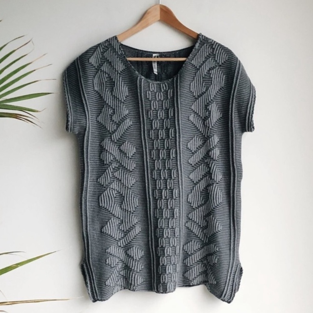 Monoreno textured stitch pattern silky soft fabric boxy short sleeve sweater top